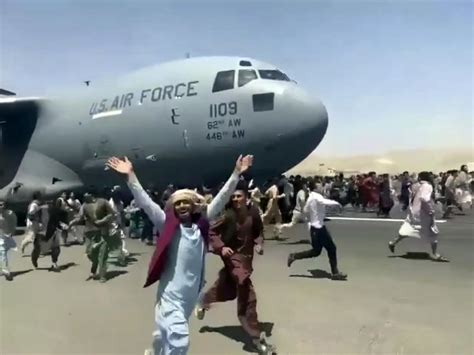 Kabul Airport Plunges Into Chaos as Taliban Patrol Capital | Chicago ...