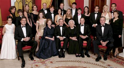 File:George W. Bush and family.jpg - Wikipedia