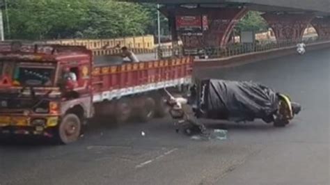 8 school children injured after auto rams into lorry; accident captured ...