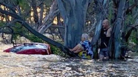 Search for missing kayaker as Vic flooding intensifies