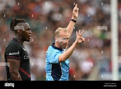 referee Wayne Barnes gives instruction Stock Photo - Alamy