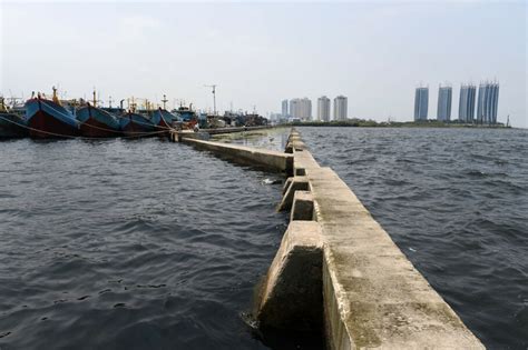 Sinking Jakarta Starts Building Giant Wall as Sea Rises | Jakarta Globe