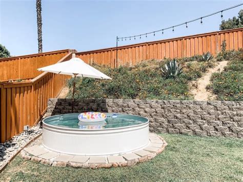 18 Small Backyard Pool Ideas (With Photos of Tiny Pools) | Apartment ...