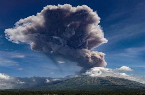 Letusan gunung berapi di Bali, Indonesia, bayangan asap hitam di langit ...