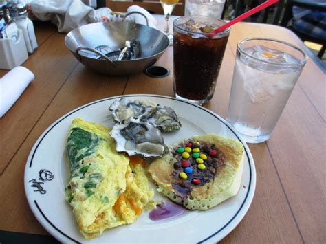 Brunch at Salty’s on Alki Beach - #ErikTomrenWrites