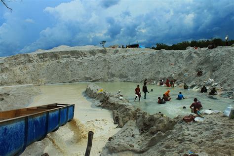 Roudlotun Nurush Shofaa: PERTAMBANGAN TIMAH BANGKA BELITUNG (GEOGRAFI)