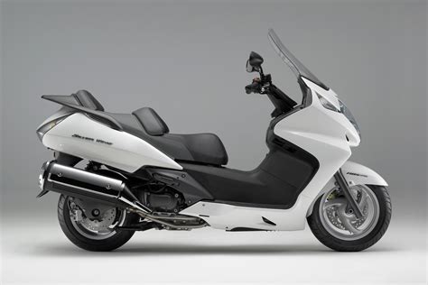 Moto del día: Honda Silver Wing 600 | espíritu RACER moto