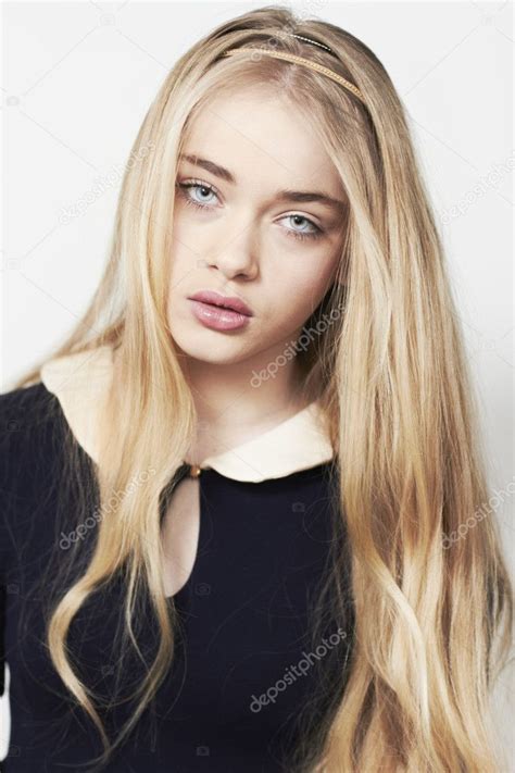 Beautiful blonde girl with long hair and green eyes — Stock Photo ...