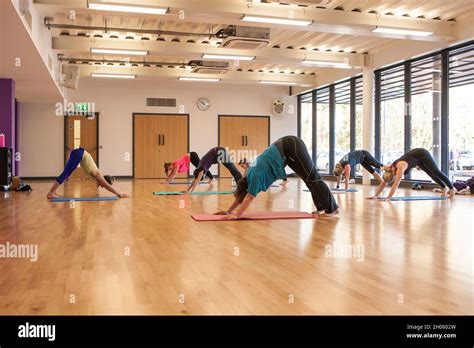 Yoga class in a Leisure Centre Stock Photo - Alamy