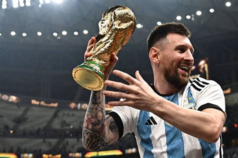 Vídeo mostra Messi agarrado à Copa do Mundo - 18/12/2022 - Esporte - Folha