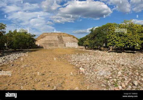 Mayan pyramid in Izamal, Mexico Stock Photo - Alamy