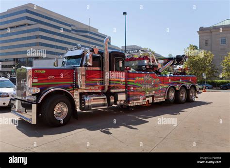 Heavy duty tow truck - USA Stock Photo - Alamy