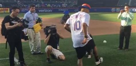 Neymar, de vacaciones en Nueva York, visita el estadio de los Mets