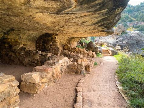 Exploring Walnut Canyon National Monument In Flagstaff - Karabou Adventures