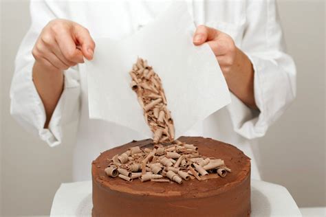 To Decorate with Chocolate Shavings | Cake, Modern cakes, Chocolate ...