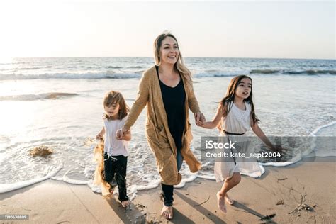 Keluarga Di Pantai Foto Stok - Unduh Gambar Sekarang - Air, Alam ...