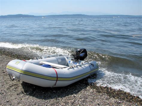 File:Zodiac on the beach.jpg - Wikimedia Commons