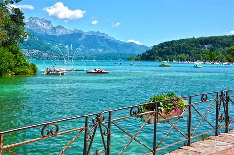 Annecy en été depuis les jardins de l'Europe. L'ile aux cygnes. | Lac ...