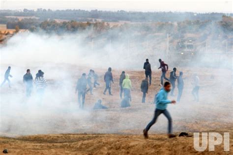 Photo: Palestinian Protests Continue Along the Israel-Gaza Border ...