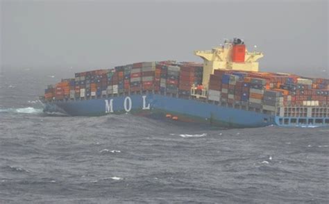 Container ship breaks in half, sinks, burns / Boing Boing