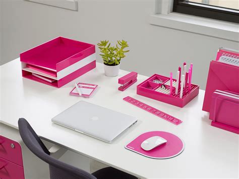 BLACK AND PINK DESK ACCESSORIES - Angelique-oBurton