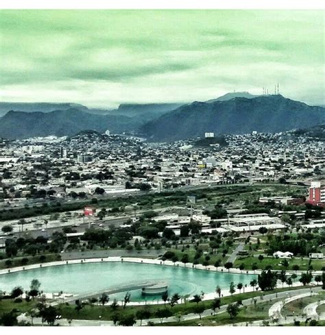 Monterrey, Nuevo Leon, México. Vista desde la torre administrativa ...