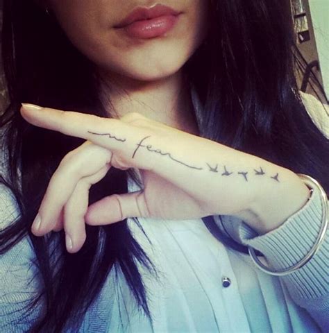 Tatuajes en la mano | Side hand tattoos, Hand tattoos for women, Hand ...