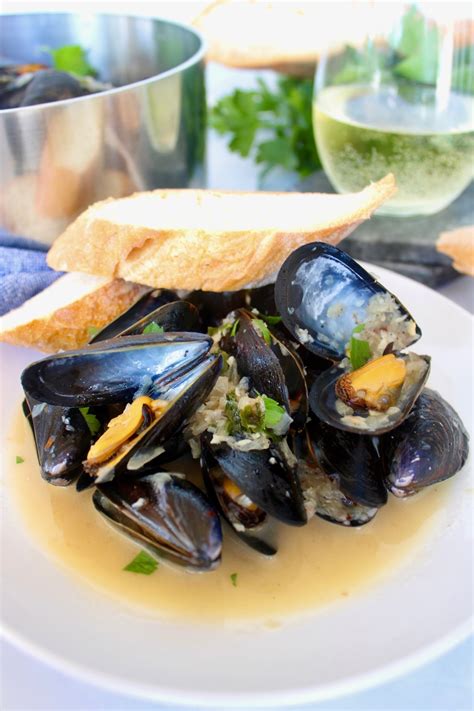 Mussels in White Wine and Garlic Sauce Recipe - For The Love Of Sazón