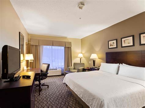 Pet-Friendly Hotel in Bloomington, IL | Holiday Inn Express Bloomington ...