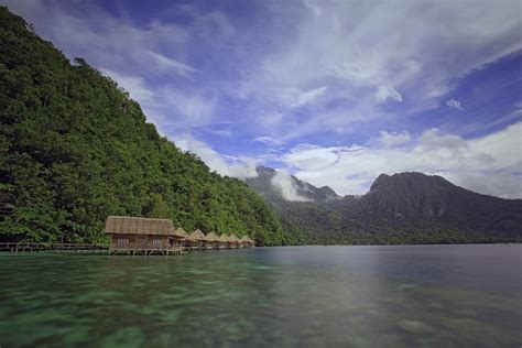 Menyusuri Keindahan Pantai Ora, Mutiara Maluku yang Mendunia ...