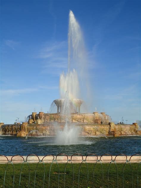 Buckingham Fountain | Buckingham fountain, Scenery, Natural landmarks