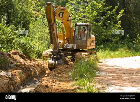 Cat 3200 trackhoe (track hoe, excavator, mechanical shovel) digging a ...