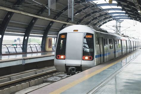 Delhi Metro Train: Guide to Travel and Sightseeing