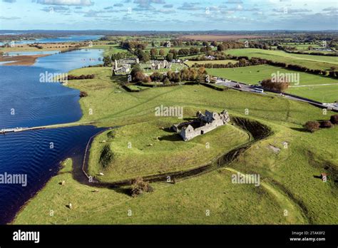 Ireland clonmacnoise cemetery hi-res stock photography and images - Alamy