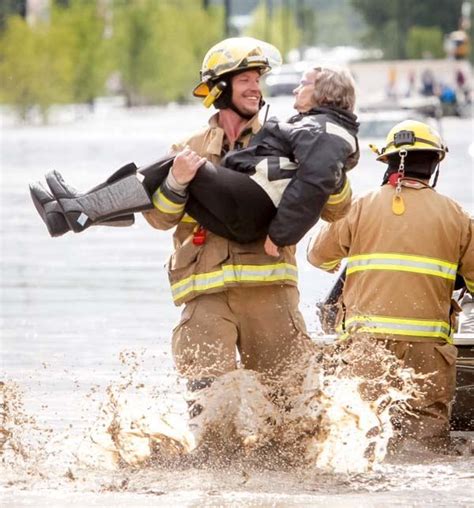 23 Incredibly Heroic Real Life Firefighters Photos in Action