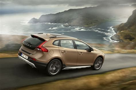 Volvo Shows Off New V40 Cross Country Ahead of Paris - autoevolution