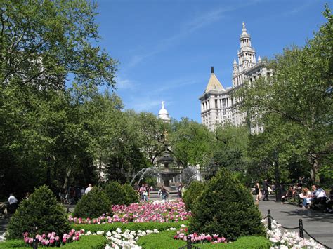 File:City Hall Park - New York City.jpg - Wikimedia Commons