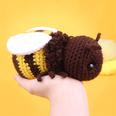 Chubby Bumble Bee Amigurumi - Free Crochet Pattern - StringyDingDing