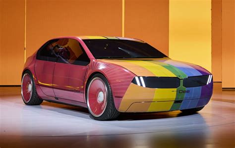 BMW shows off color changing car concept at CES 2023