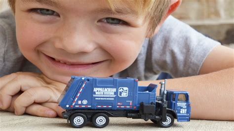 Blue garbage truck toy - qustplum