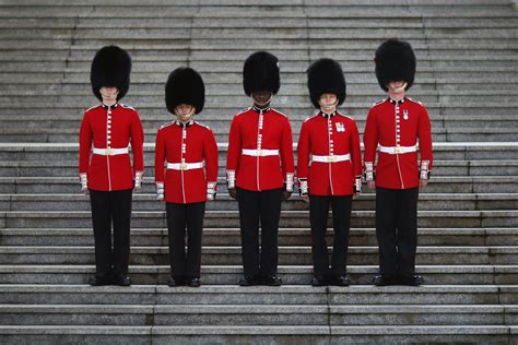 How To Identify The Foot Guards at Buckingham Palace in 2020 ...