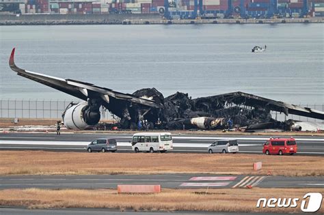 [포토] '하네다 공항 충돌' 불에 탄 JAL 여객기