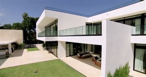 Simon Cowell House / Simon Cowell's security guard wrestled back £500k ...