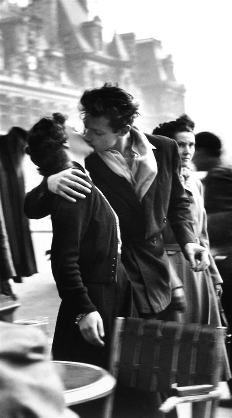 Robert Doisneau • Kiss in front of the Hôtel de Ville, 1950. © | Robert ...