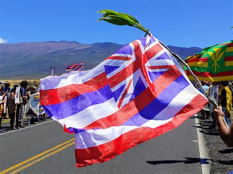 State Defends Destruction of Hawai‘i Flag on Pu‘u Huluhulu Structure ...