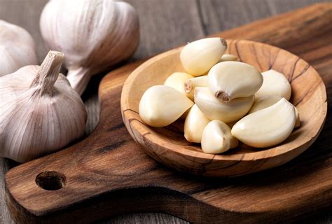 8 Ways to Freshen Your Breath After Eating Garlic - eMediHealth