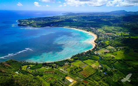 Hanalei Bay is the largest bay on the north shore of Kauaʻi island in ...