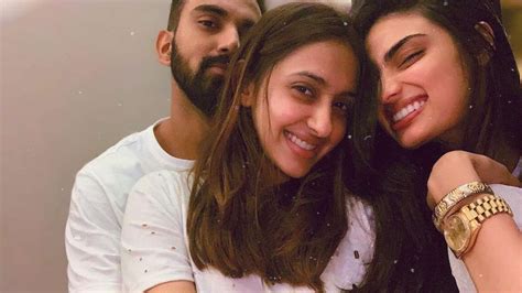 KL Rahul and Athiya Shetty spotted on a dinner date, pics go viral