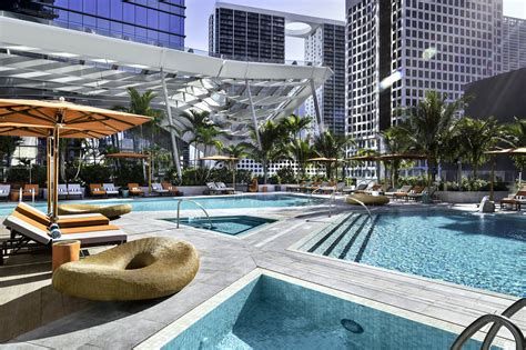 19 Best Swimming Pools in Miami to Sunbathe, Sip, Splash and Party | 空間 設計