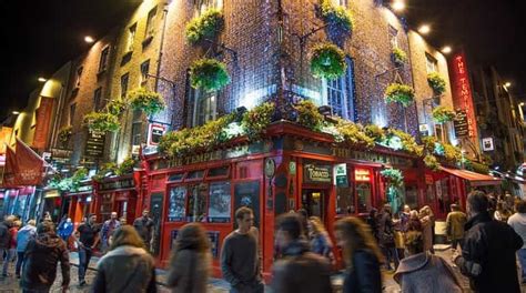 What Is A Pub Crawl (Bar Crawl)? Definition and More